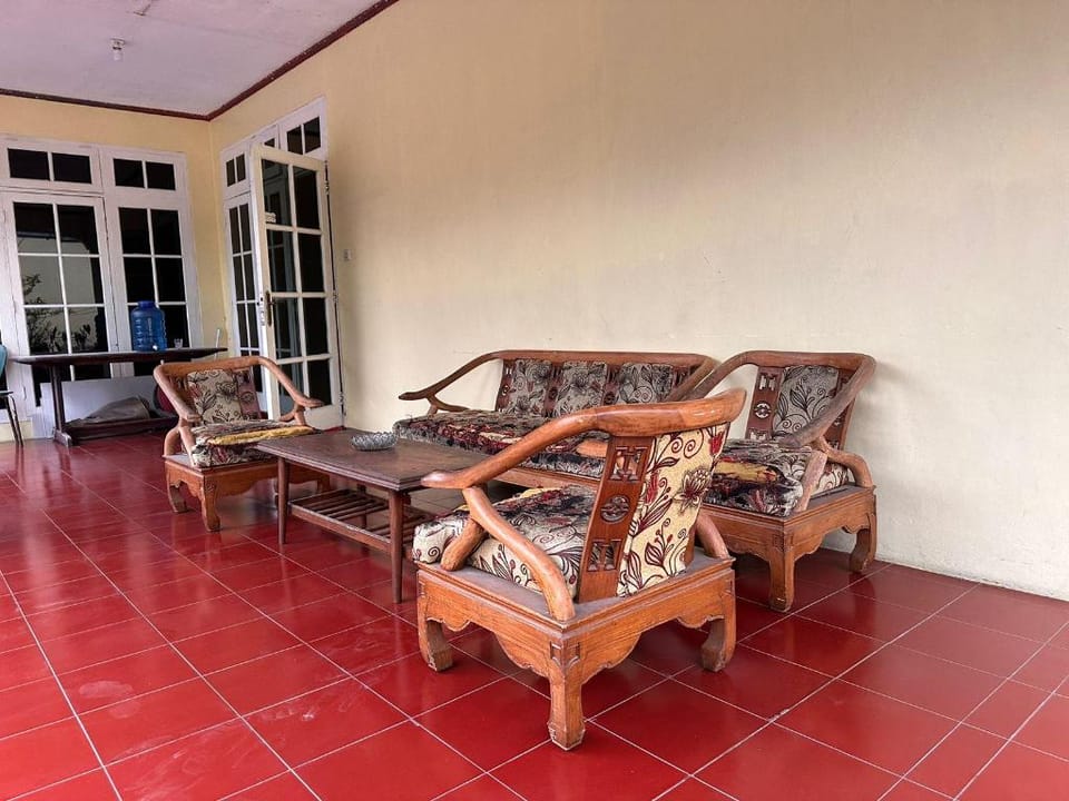 OYO 92995 Villa Ragill Hotel in Cisarua
