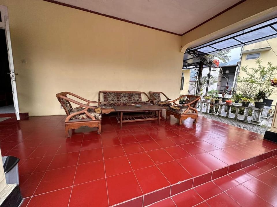 OYO 92995 Villa Ragill Hotel in Cisarua