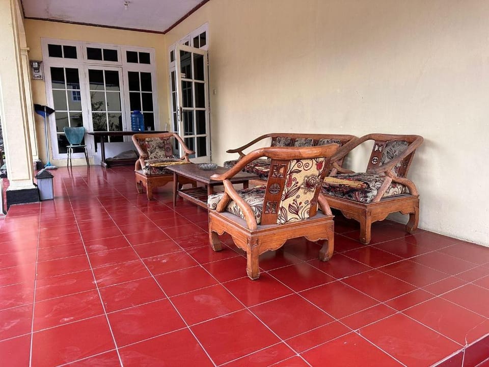 OYO 92995 Villa Ragill Hotel in Cisarua