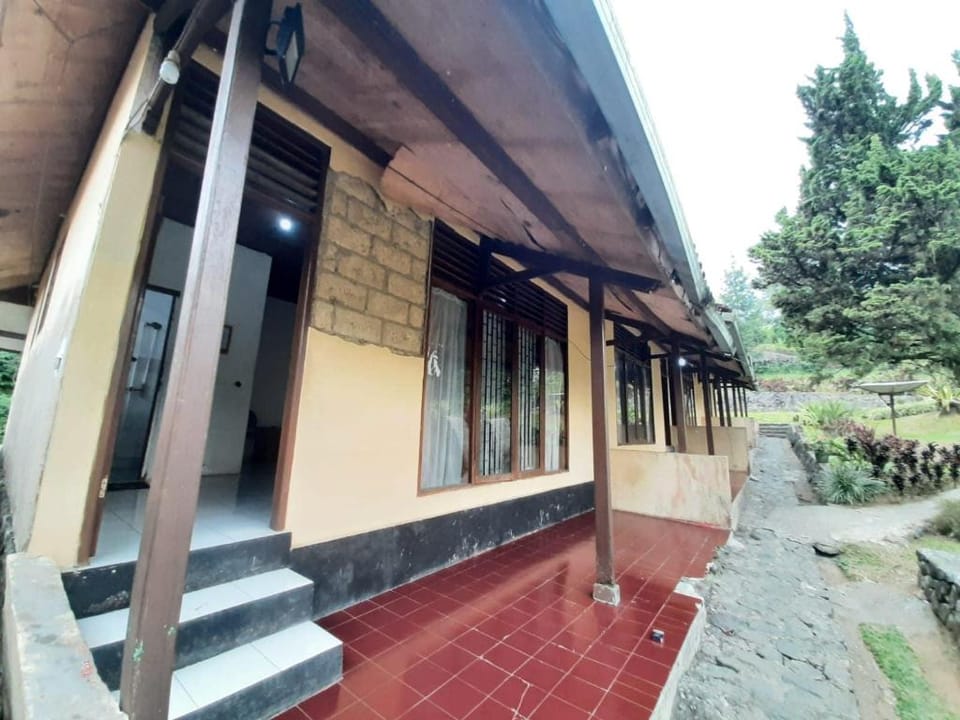 OYO 92999 Villa Melati Puncak Hotel in Cisarua