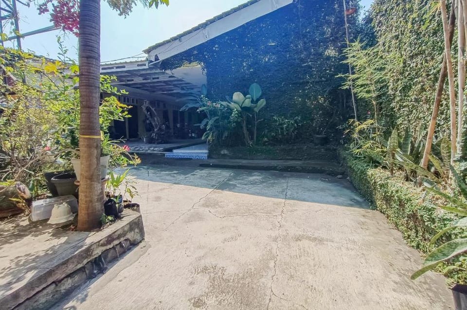 WILUDJENG Guest House Syariah near Alun Alun Sragen Mitra RedDoorz Hotel in East Java