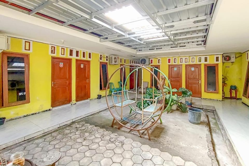 WILUDJENG Guest House Syariah near Alun Alun Sragen Mitra RedDoorz Hotel in East Java