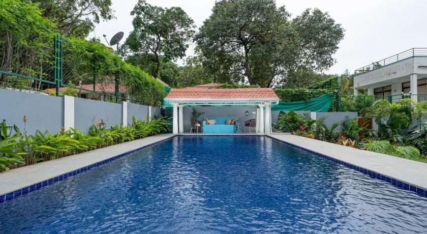 ELIVAAS 5 BHK with Pvt Pool, Entertainment Room & Glass House - Bludoor Vacation rental in Goa, India