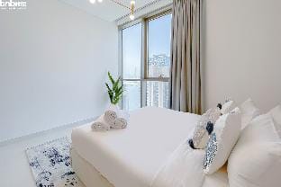 bnbmehomes | Lavish Living Along the Creek-3303 Apartment in Dubai