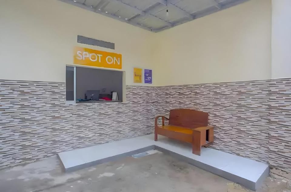 Penginapan Kurnia Sluke Hotel in East Java