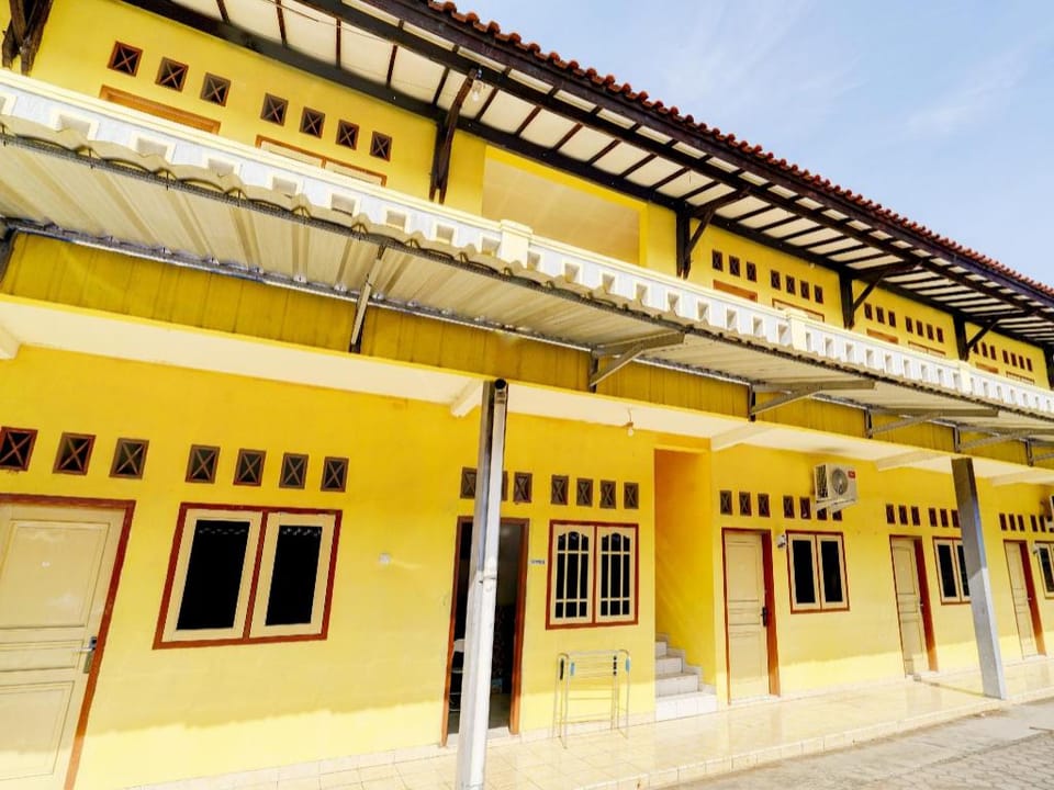 SPOT ON 93005 Berkah Kedawung Syariah  Near Fakultas Farmasi Universitas Muhammadiyah Ahmad Dahlan C Hotel in West Java