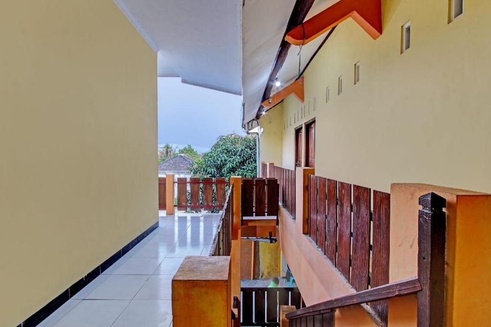 SPOT ON 93007 Guest House Lestari Hotel in Special Region of Yogyakarta