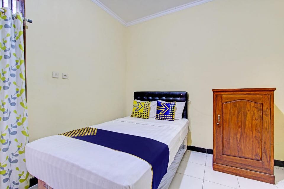 SPOT ON 93007 Guest House Lestari Hotel in Special Region of Yogyakarta