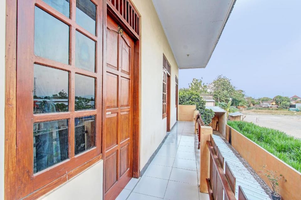 SPOT ON 93007 Guest House Lestari Hotel in Special Region of Yogyakarta