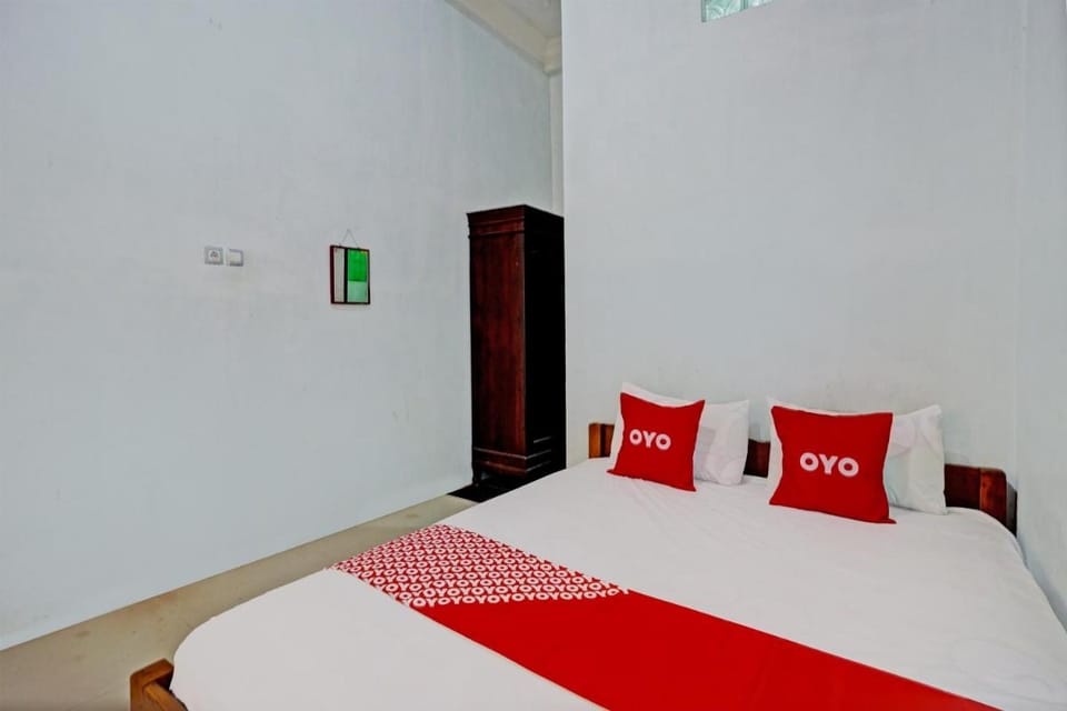 OYO Life 93036 Eddy Homestay Syariah Hotel in East Java