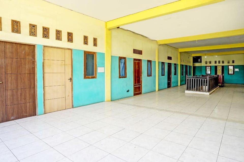 OYO Life 93037 Nova Jaya Homestay Syariah Hotel in East Java