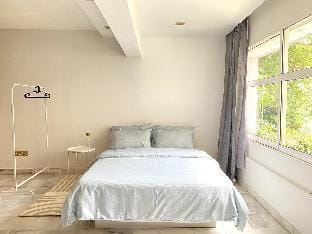 Contemporary studio space by Bangsar MRT Apartment in Federal Territory of Kuala Lumpur