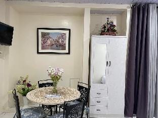 Super clean 1BR hotel at the center of Davao Netfx Vacation rental in Davao City
