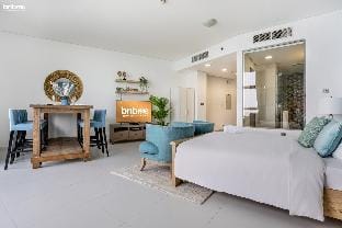 bnbmehomes  Rare Find on the Palm Jumeirah-100 Apartment in Dubai