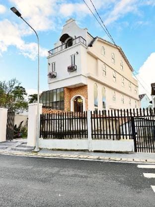 VILLA 12 PHÒNG, NGAY TRUNG TÂM đầy đủ tiện nghi Villa in Dalat