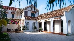 Villa Yellow  Làng Cổ Đường Lâm  Vacation rental in Laos