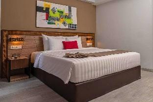 Luxury 1 BR Deluxe Pool Side Room ZN32A Apartment in Pemenang