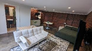 Chic 1 Bedroom Studio in the Heart of Elsternwick Vacation rental in Melbourne