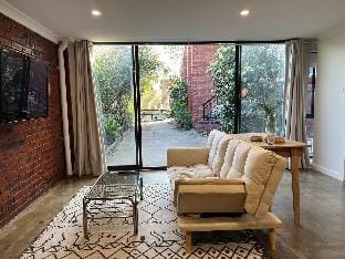 Chic 1 Bedroom Studio in the Heart of Elsternwick Vacation rental in Melbourne