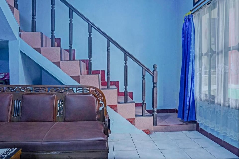 OYO 92997 Villa Hj Karnadi Hotel in Cisarua