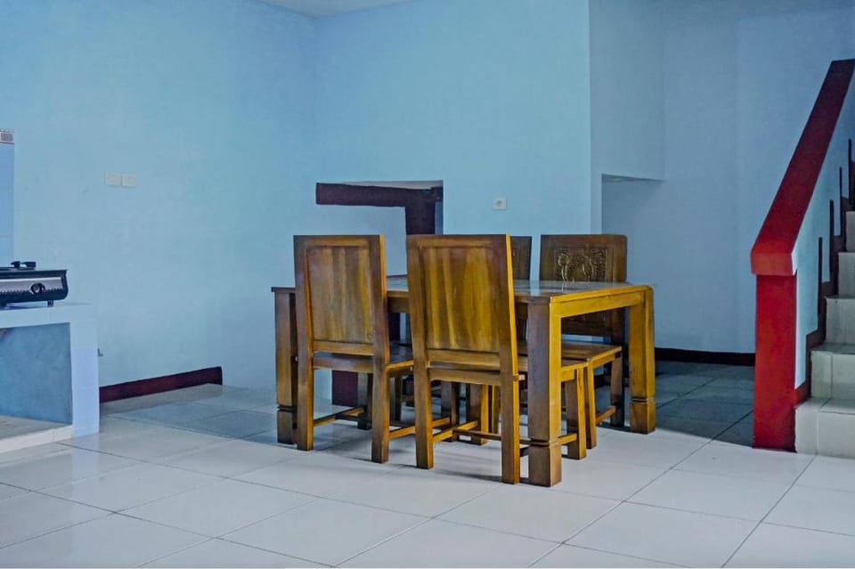 OYO 92997 Villa Hj Karnadi Hotel in Cisarua