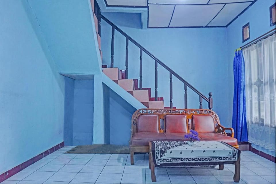 OYO 92997 Villa Hj Karnadi Hotel in Cisarua