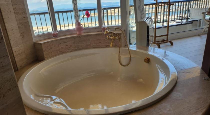 Solo Atico Guest Suites Bed and Breakfast in L'Escala