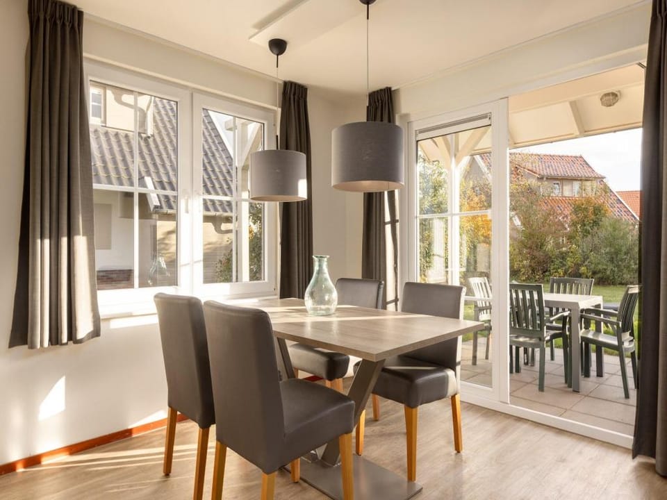 Restyled villa with infrared sauna, in a holiday park in De Maasduinen Hotel in Arcen