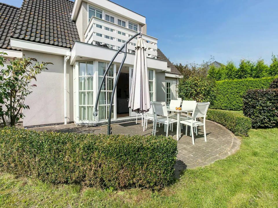 Exclusive villa in Zeewolde with a terrace Villa in Zeewolde