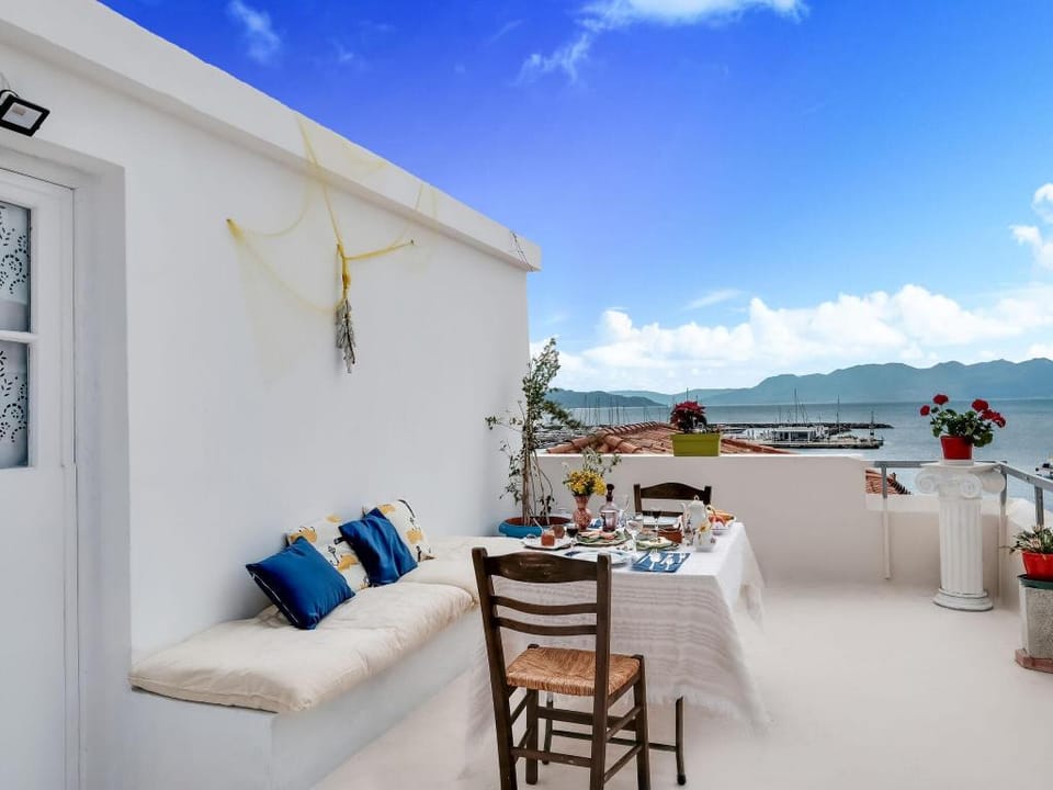 Astra Holiday Home in Aegina Island with gorgeous sunset views Vacation rental in Argolis, Greece