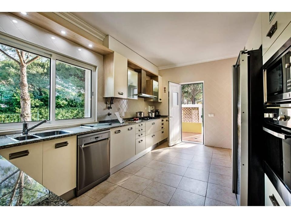 Large villa with swimming pool within walking distance to the beach Villa in Faro District