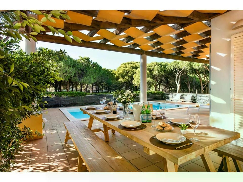 Large villa with swimming pool within walking distance to the beach Villa in Faro District