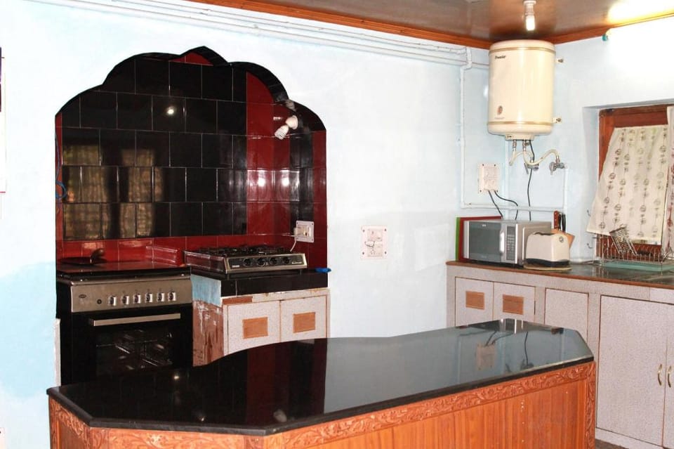 KHAAS MUQAAM DAL LAKE NISHAT SRINAGAR Villa in India
