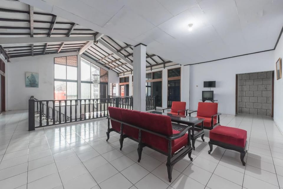 RedDoorz Syariah near Taman Kota Kuningan Hotel in West Java