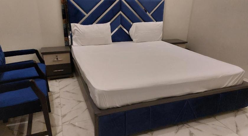 Couples Friendly Guest House Hotel in Karachi