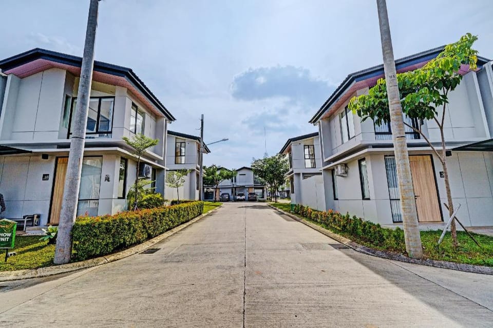 OYO Life 92719 Rolling Hills Residence Karawang Hotel in West Java