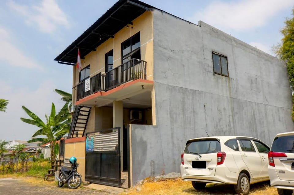 OYO Life 92922 Kost Bu Mala 1 Syariah Hotel in East Java