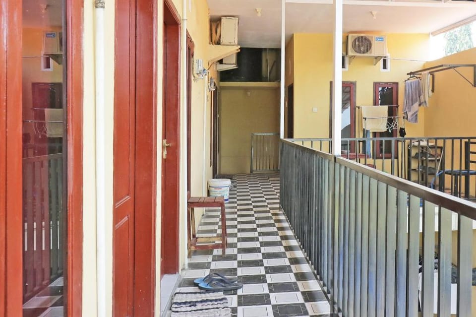 OYO Life 92925 Kost Bu Mala 2 Syariah Hotel in East Java
