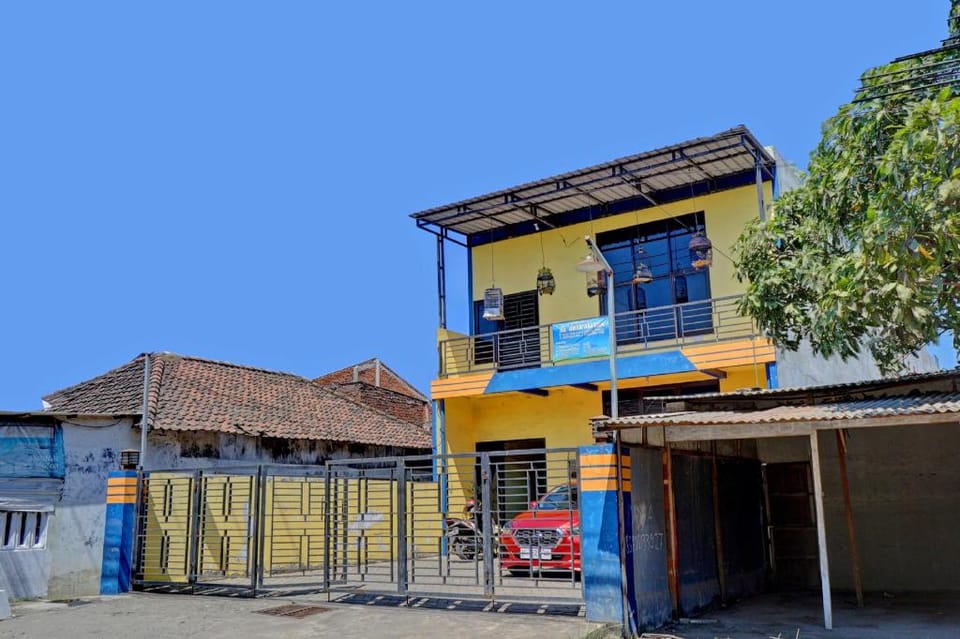 OYO Life 92915 Duta Amnan Syariah Hotel in East Java
