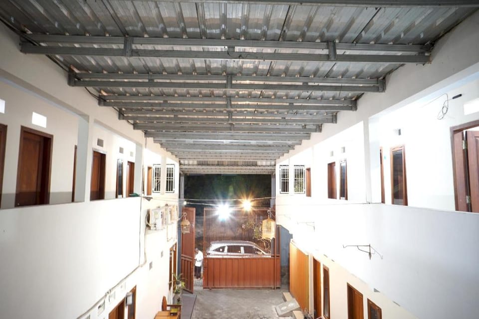 OYO Life 93038 Kost Putra Malilah Hotel in East Java