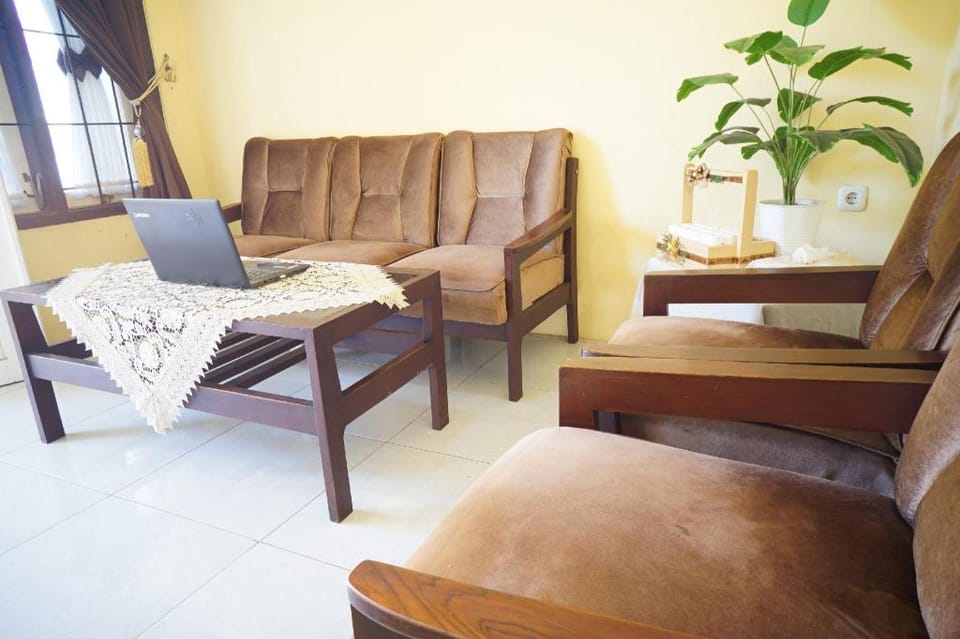 OYO Life 92991 Kost Amantu 2 Hotel in East Java