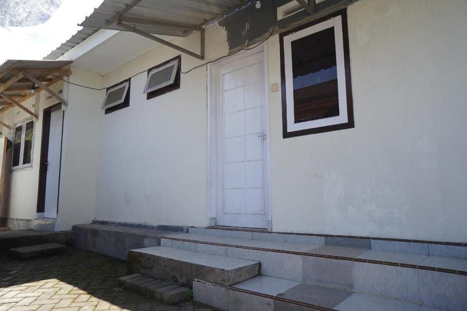 OYO Life 92991 Kost Amantu 2 Hotel in East Java