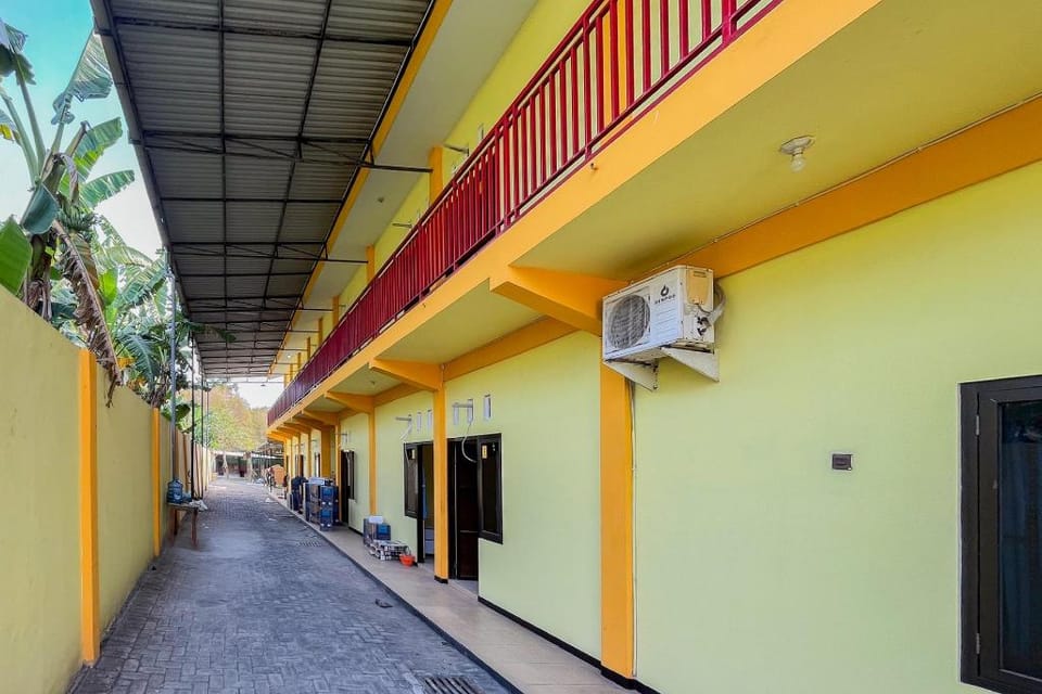 Sion Homestay Mitra RedDoorz near Terminal Kertajaya Mojokerto Hotel in East Java