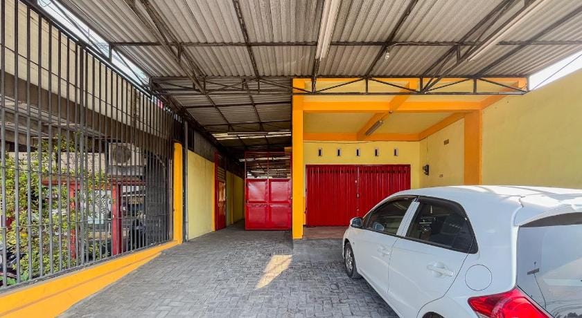 Sion Homestay Mitra RedDoorz near Terminal Kertajaya Mojokerto Hotel in East Java