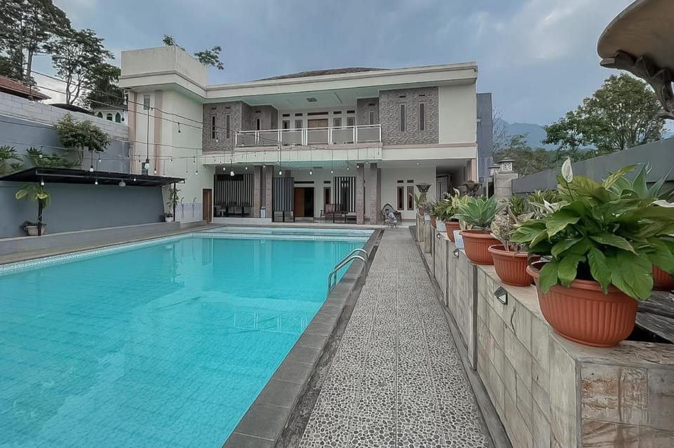 RedDoorz Resort Syariah @ Rancakalong Sumedang Hotel in West Java
