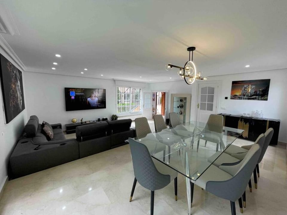 Modern Luxury House with Jacuzzi in the Garden Villa in Madrid