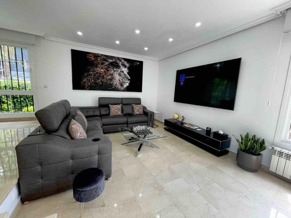 Modern Luxury House with Jacuzzi in the Garden Villa in Madrid