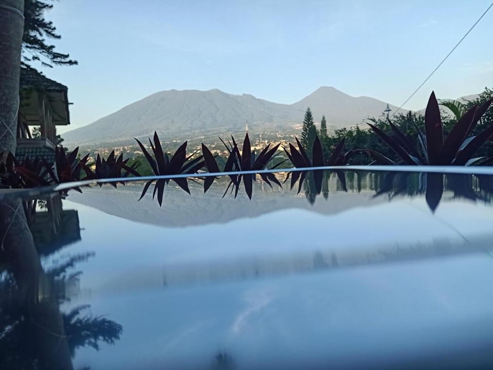Glamping ReaVeeCafe Puncak Tenda 1 Orang Hotel in West Java