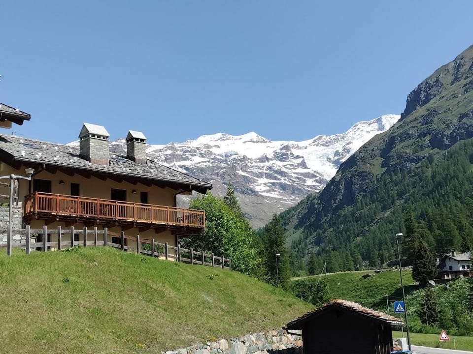 Appartamento Punta Vittoria Sub 14 - CIR N.0010  Apartment in Aosta Valley, Italy