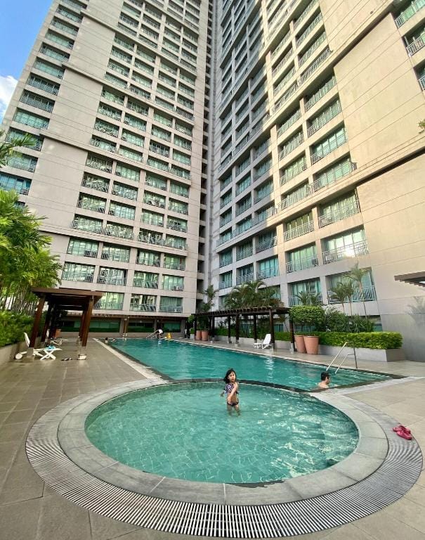 SHAW 69 sqm 2 br w WiFi, parking, across Shangrila Apartment in Mandaluyong